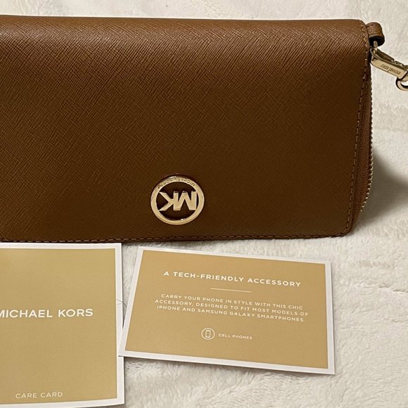 Michael Kors Jet Set Smartphone Wristlet - Picture 13 of 13